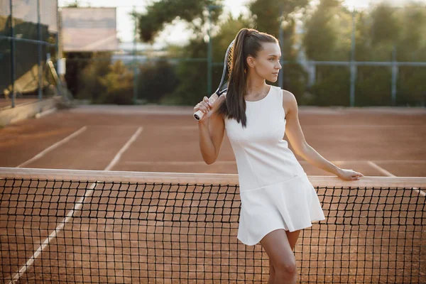 Jeune joueuse de tennis avec raquette. portrait de mode — Photo