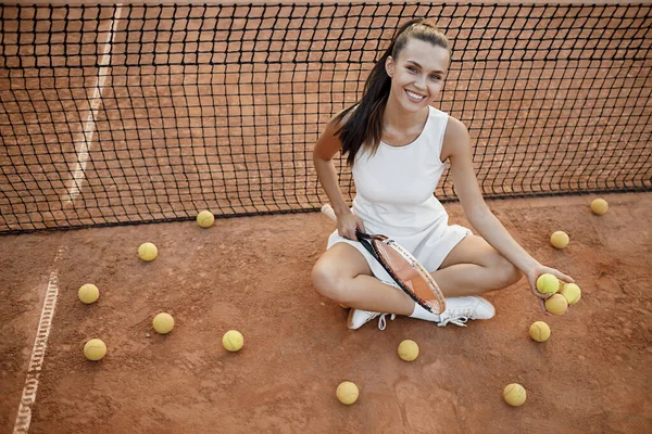 Jeune joueuse de tennis avec raquette — Photo