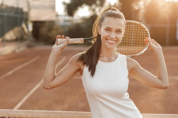 Ung kvinna tennisspelare med racket — Stockfoto