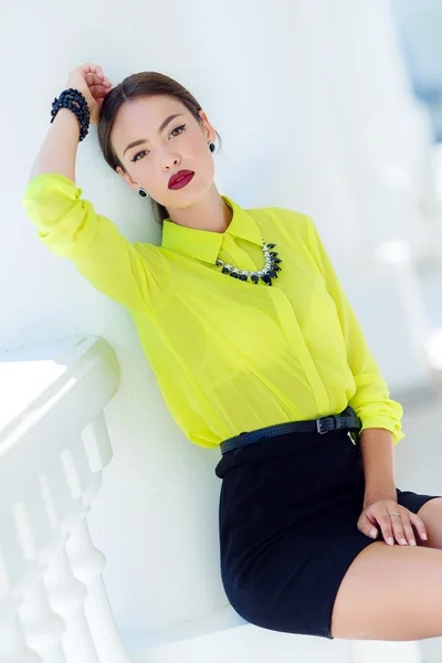 Closeup portrait of a happy young woman — Stock Photo, Image