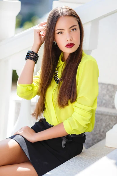 Closeup portrait of a happy young woman — Stock Photo, Image