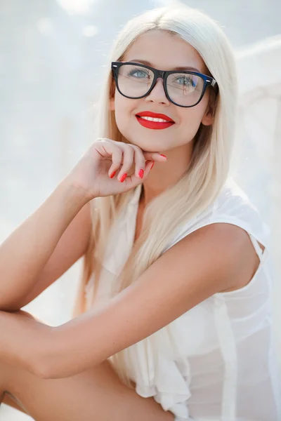 Schöne blonde Frau mit Brille — Stockfoto