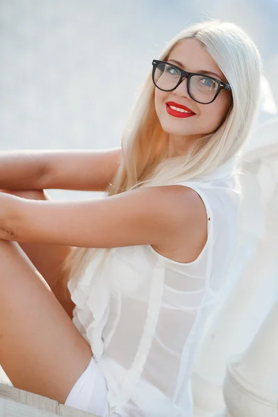 Mooie blonde vrouw in glazen — Stockfoto