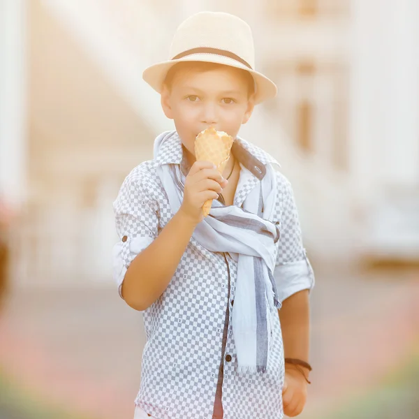 Menino feliz comendo sorvete — Fotografia de Stock