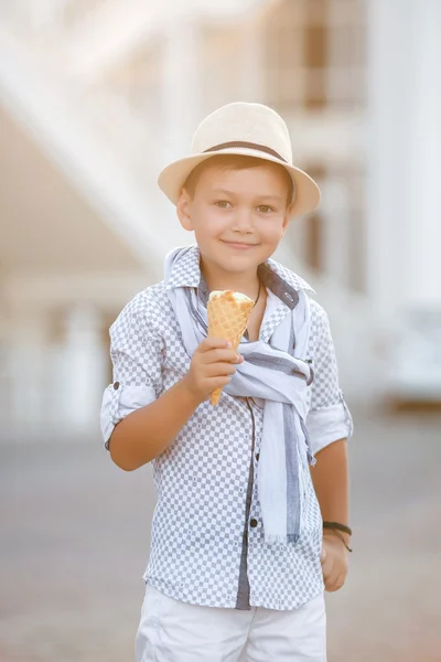 アイスクリームを食べて幸せな男の子 — ストック写真