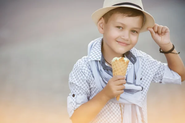 Gelukkig babyjongen eten van ijs — Stockfoto