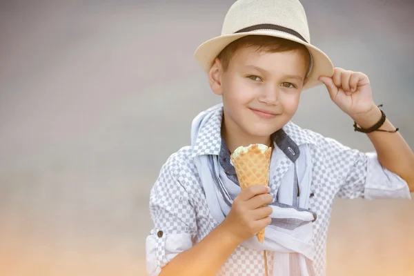 Glücklicher kleiner Junge isst Eis — Stockfoto