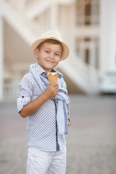 アイスクリームを食べて幸せな男の子 — ストック写真