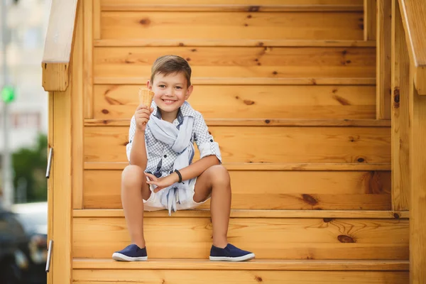 Niño feliz comiendo helado — Foto de Stock