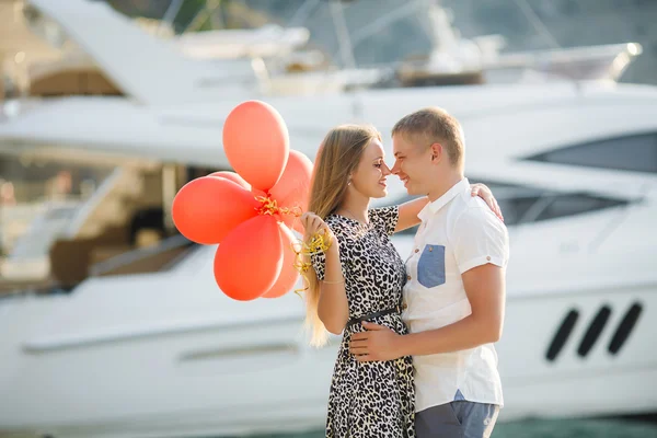 Junges Paar mit bunten Luftballons in der Stadt. — Stockfoto