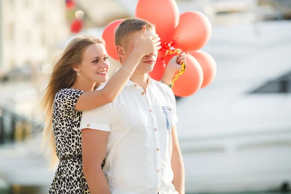 Młoda para z kolorowych balonów w mieście. — Zdjęcie stockowe