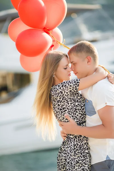 年轻的夫妇，用彩色的气球，在城里. — 图库照片