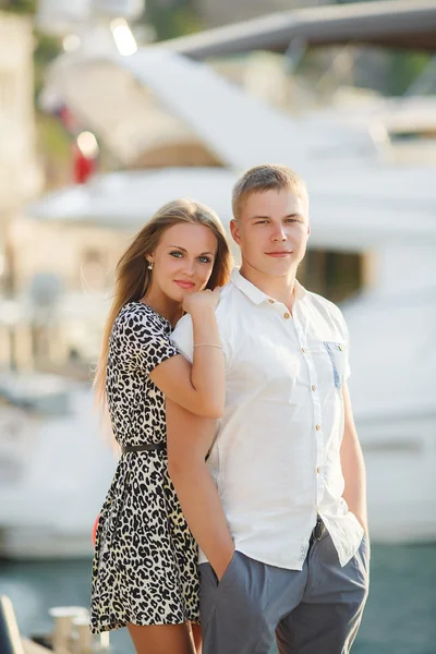 Casal jovem com balões coloridos na cidade . — Fotografia de Stock