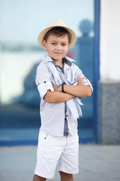 Netter Junge glückliches Kind im Freien — Stockfoto