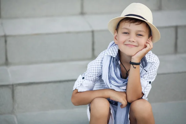 Schattige jongen gelukkig kind buiten — Stockfoto