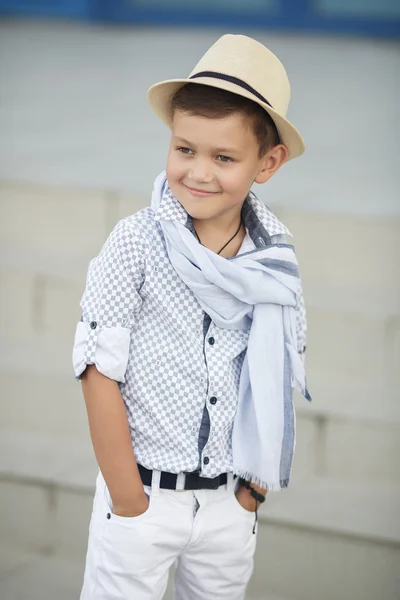 Netter Junge glückliches Kind im Freien — Stockfoto