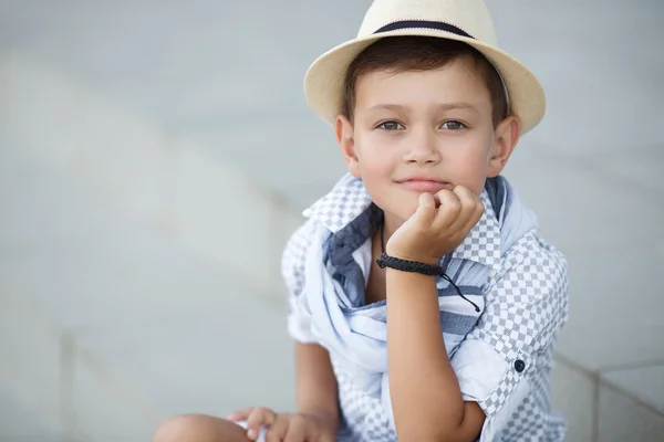 Netter Junge glückliches Kind im Freien — Stockfoto