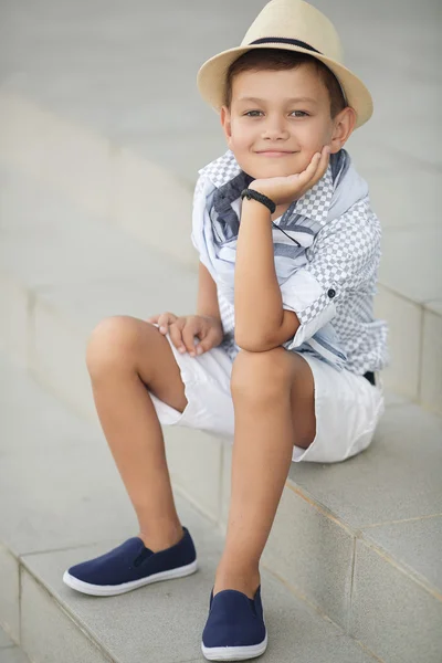 Netter Junge glückliches Kind im Freien — Stockfoto