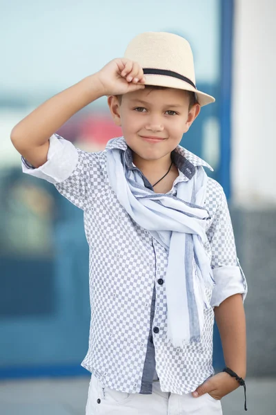 Netter Junge glückliches Kind im Freien — Stockfoto