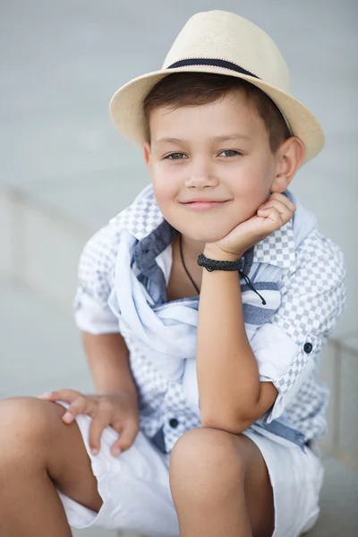 Netter Junge glückliches Kind im Freien — Stockfoto