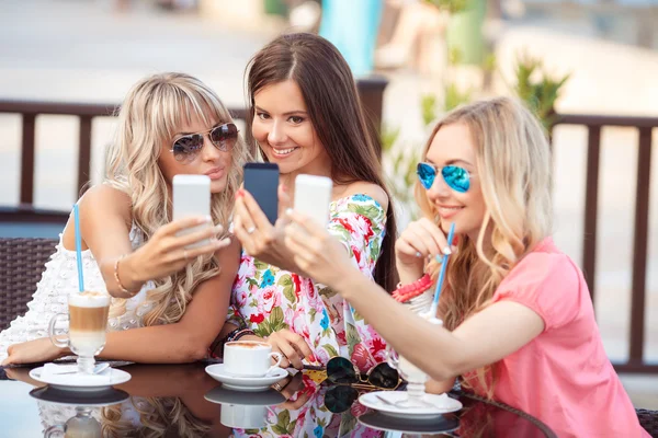 Schöne Frauen, die ein Handy fotografieren — Stockfoto