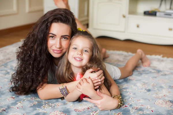 Mère et fille se relaxent ensemble — Photo