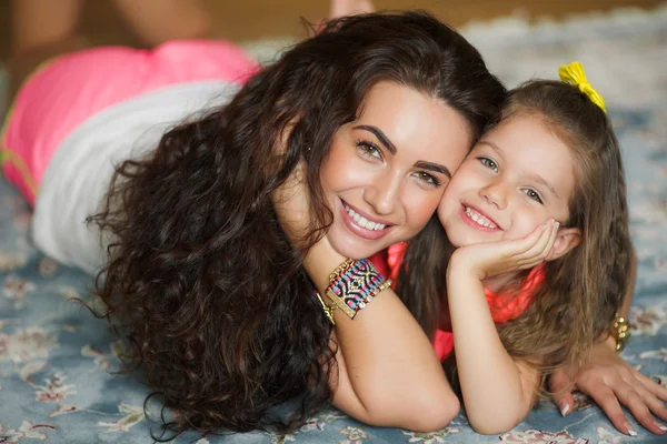 Madre e hija relajándose juntas — Foto de Stock