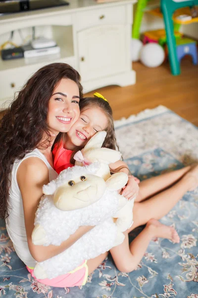 Mère et fille se relaxent ensemble — Photo