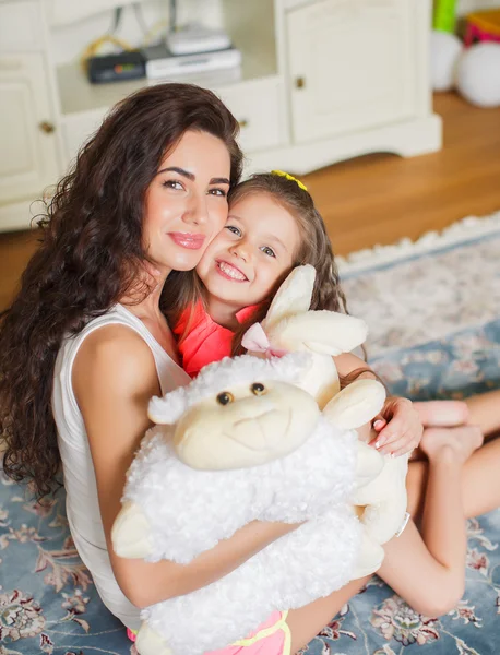 Mutter und Tochter entspannen gemeinsam — Stockfoto