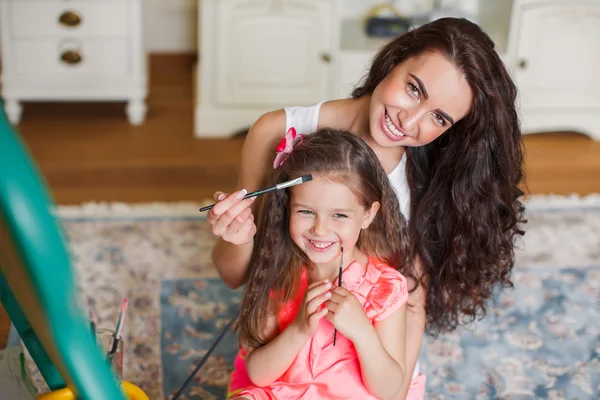 Mãe e filha desenho no quarto . — Fotografia de Stock