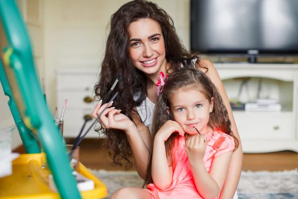 Mother and daughter drawing in the room. — Stock Photo, Image
