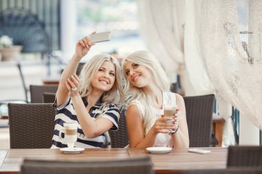 iki kız kahve içmek ve telefon