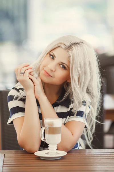 Beauté fille avec tasse de café — Photo