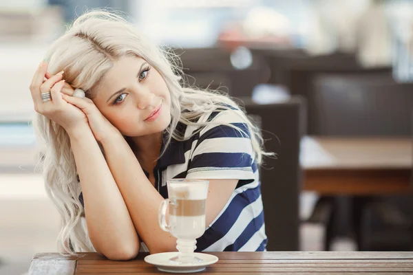 Menina de beleza com xícara de café — Fotografia de Stock