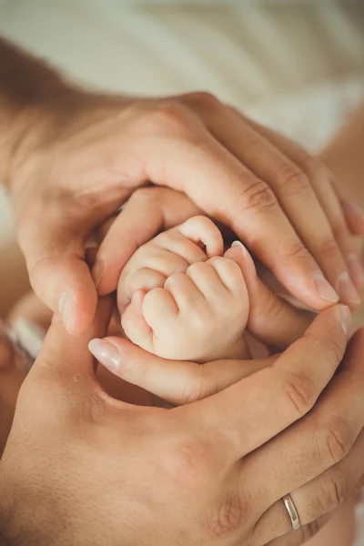 Hand de slapende baby in de hand van moeder close-up — Stockfoto