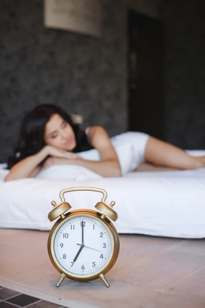 Une belle jeune femme, dormant au lit à la maison . — Photo