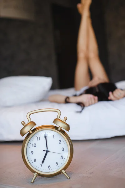 Temprano en la mañana una joven hermosa mujer — Foto de Stock