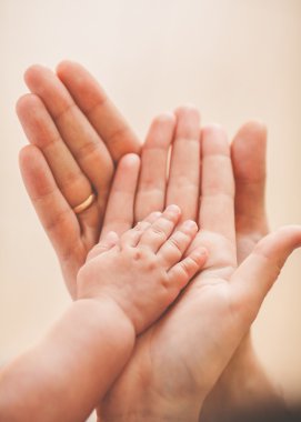 Yeni doğan palm avuç babası ve annesi