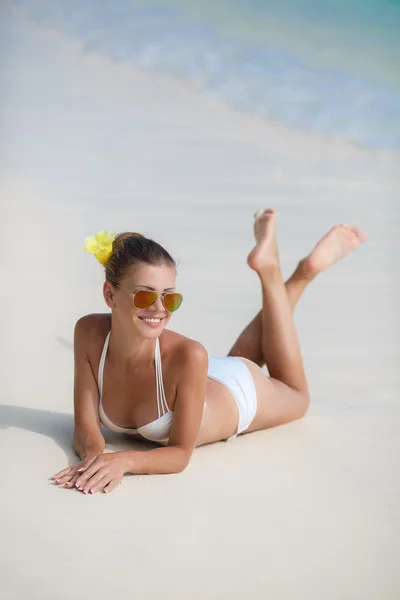 Vrouw in bikini op tropisch strand. — Stockfoto