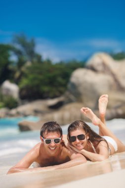 bir çekici erkek ve kadın sahilde.