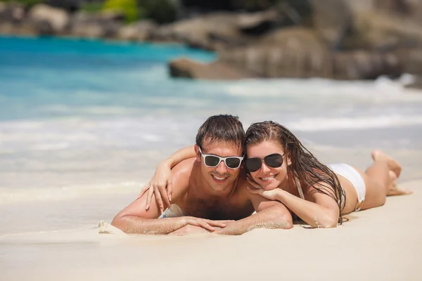 Un uomo e una donna attraente sulla spiaggia . — Foto Stock