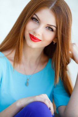 Açık havada gülümseyen genç kadın portresi..