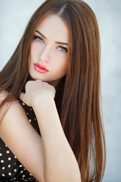 갈색긴 머리를 한 아름다운 여인. — 스톡 사진
