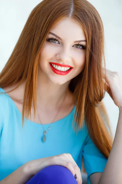 Joven mujer sonriente al aire libre retrato. — Foto de Stock