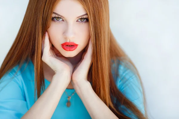 Joven mujer sonriente al aire libre retrato. —  Fotos de Stock