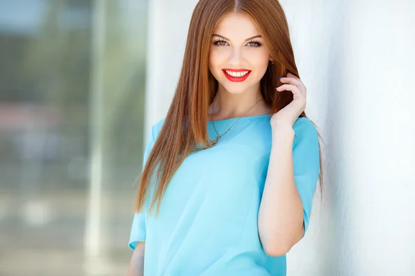 Joven mujer sonriente al aire libre retrato. —  Fotos de Stock