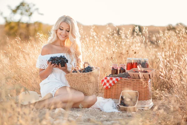 Porträtt av en kvinna med druvmust i händer — Stockfoto