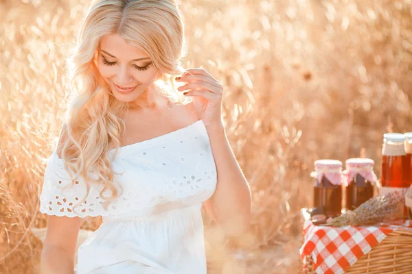 Ritratto di donna con uva in mano — Foto Stock