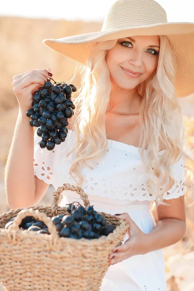 Porträtt av en kvinna med druvmust i händer — Stockfoto