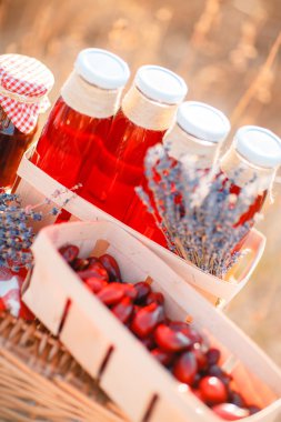 Suyu, çilek ve lavanta hasır sepet içinde.